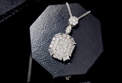 GIA50份枕型围镶款钻石项链