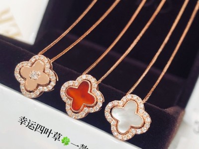 一款多戴百搭的四叶草项链