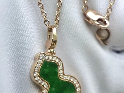 Qeelin Wulu necklace in 18K rose gold with diamonds and jade